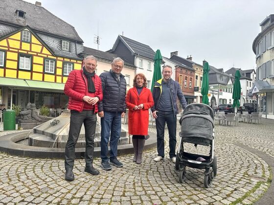 Die SPD-Stadtratsfraktion mit Susanne Müller, MdL auf dem Marktplatz